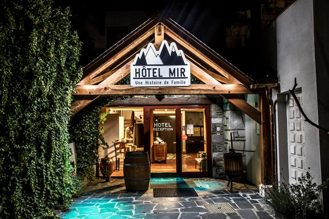 ENTREE HOTEL MIR DE NUIT