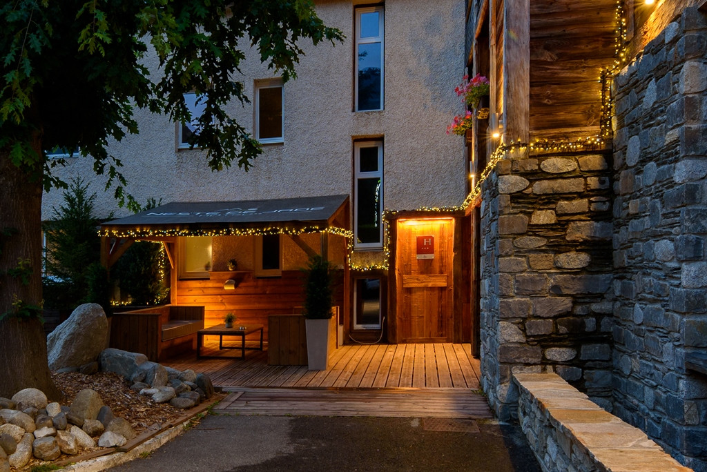 NESTE DE JADE EXTERIEUR NUIT_2 WEB GRAND - © diane weiszberger photographe NESTE DE JADE EXTERIEUR NUIT_2 WEB GRAND