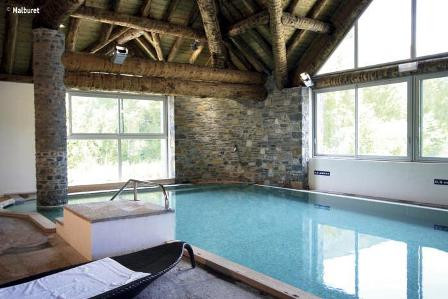Vue de la piscine intérieure