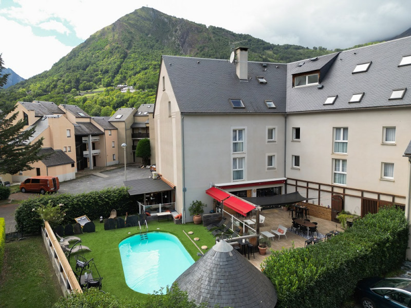 Terrasse et piscine extérieure chauffée été