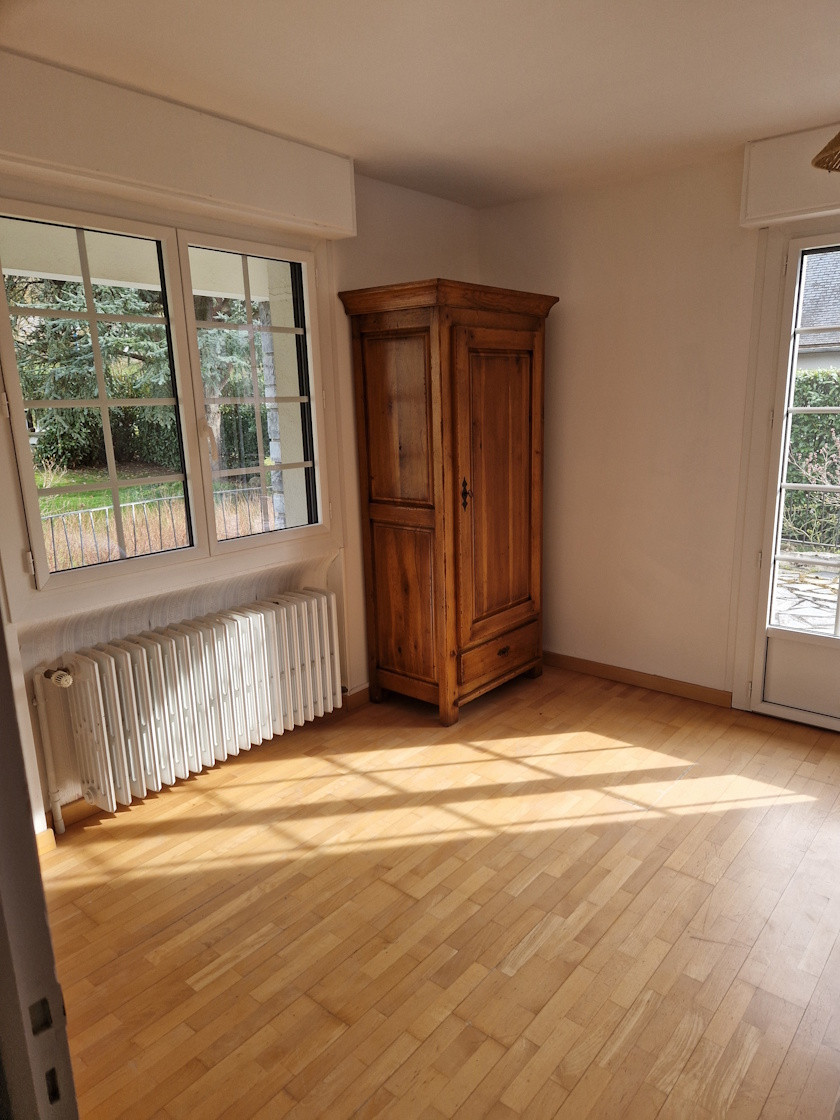 5 - Chambre 2 coté armoire web