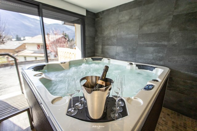 BRUN Chalet parties communes @Birrien jacuzzi WEB