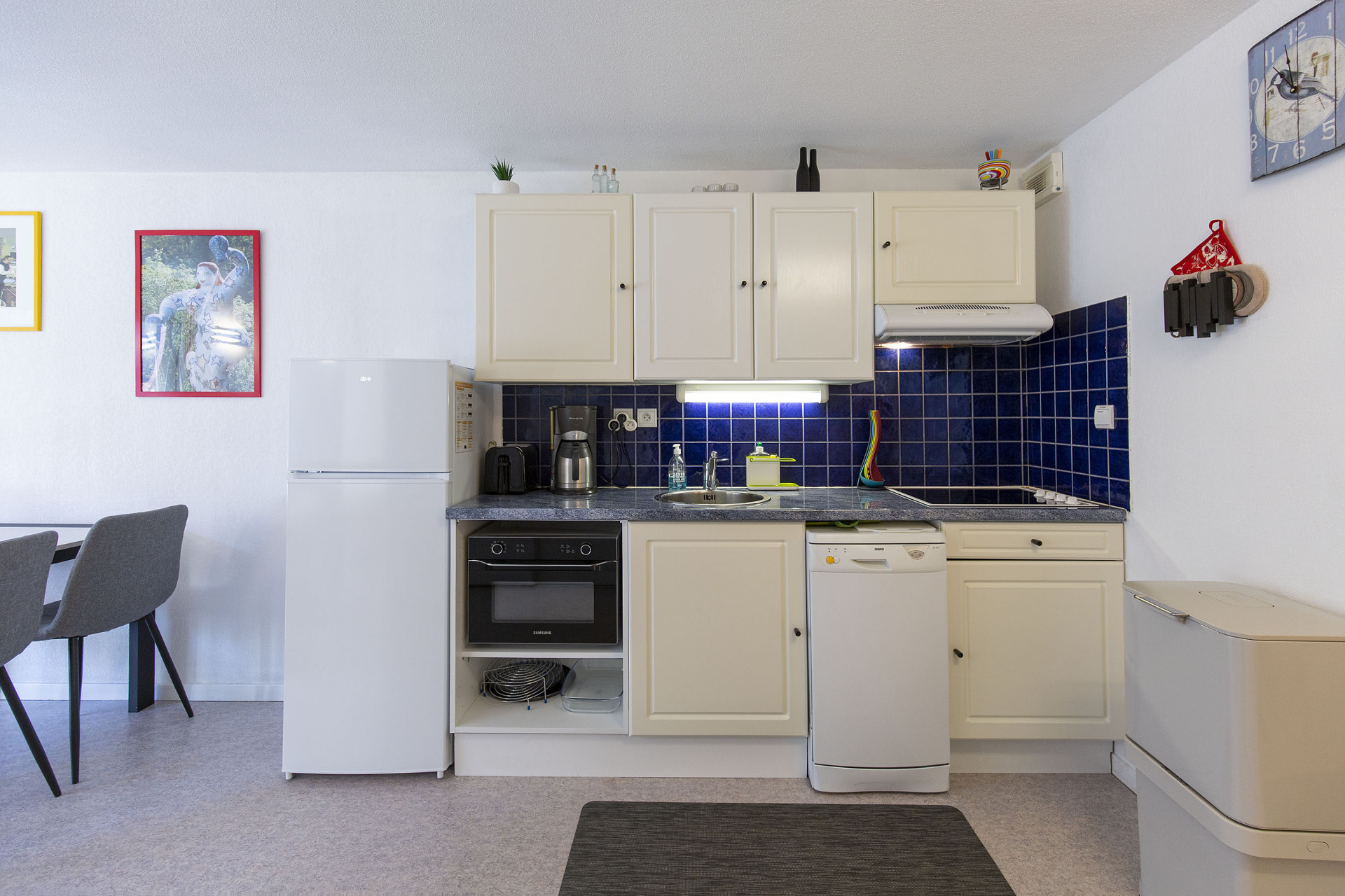LOCATION_SAINTLARY_T2+_VILLAGE_HYPERCENTRE_CUISINE_INTEGREE_SUREQUIPEE_FRIGO_CONGELO_PRATIQUE_FAMILLE_COUPLE_ETE_HIVER