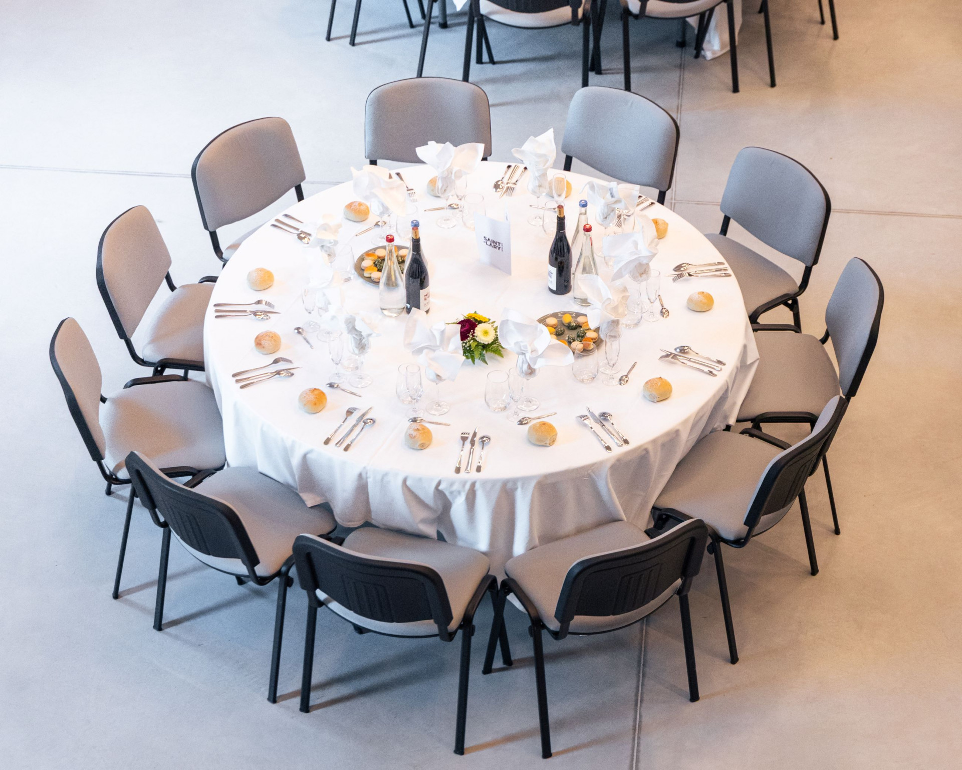 espace-lumiere-repas-tables-rondes-1-7462736