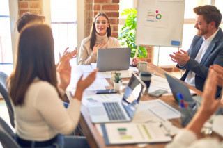 groupe-d-employes-souriants-heureux-et-confiants-travaillant-avec-le-sourire-sur-le-visage-applaudissant-l-un-d-eux-au-bureau-6688434