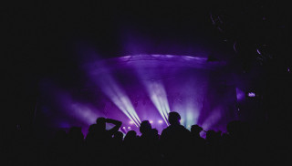 groupe-de-personnes-pres-de-la-scene-au-concert-6912119