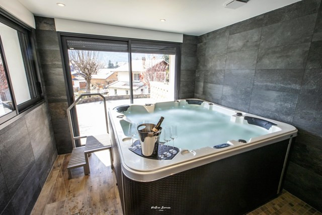 BRUN Chalet Comfort @Birrien jacuzzi 2 BRUN Chalet Comfort @Birrien jacuzzi 2