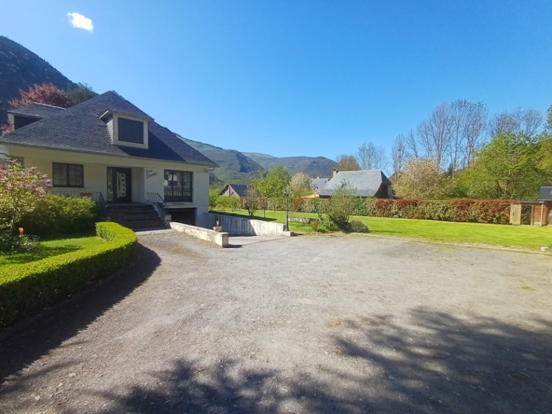 13 - Maison extérieure, avec parking web