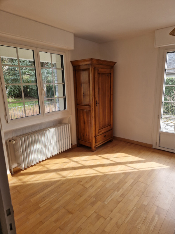 5 - Chambre 2 coté armoire web