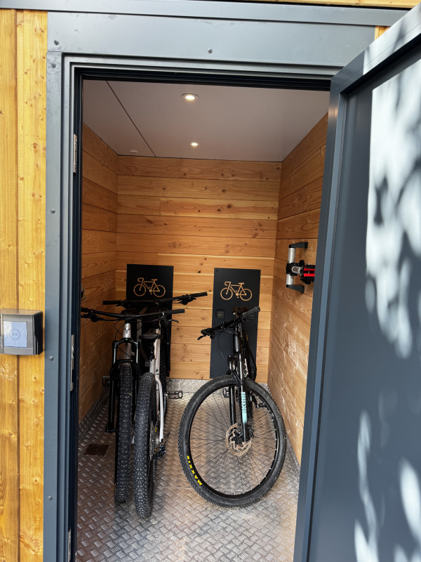 Chalet-hygge-saint-lary-communs-vue-interieur-detail-prive-hebergement-cycles-disposition-accueil-velo-pyrenees