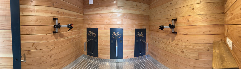 Chalet-hygge-saint-lary-vue-interieur-detail-prive-hebergement-cycles-accueil-velo-arceaux-pyrenees