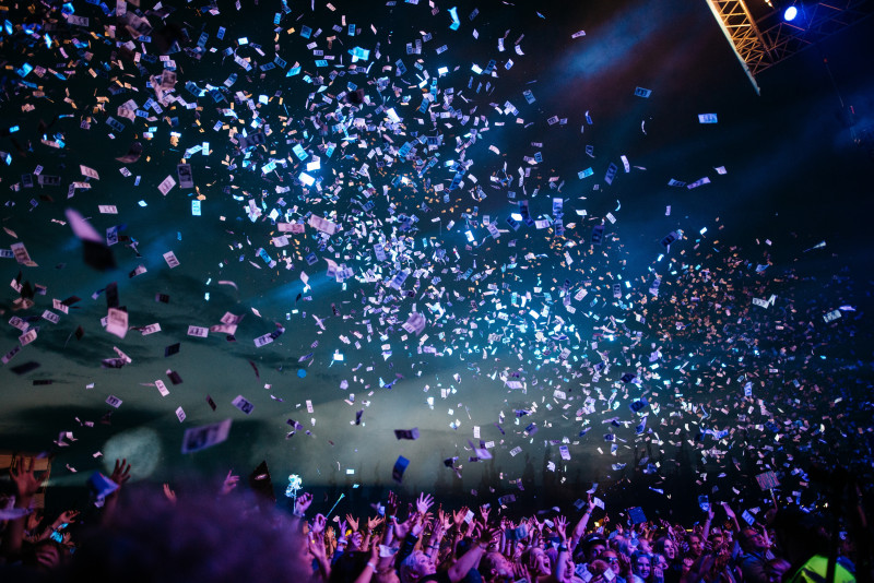 confettis-public-concert-unsplash-6894311