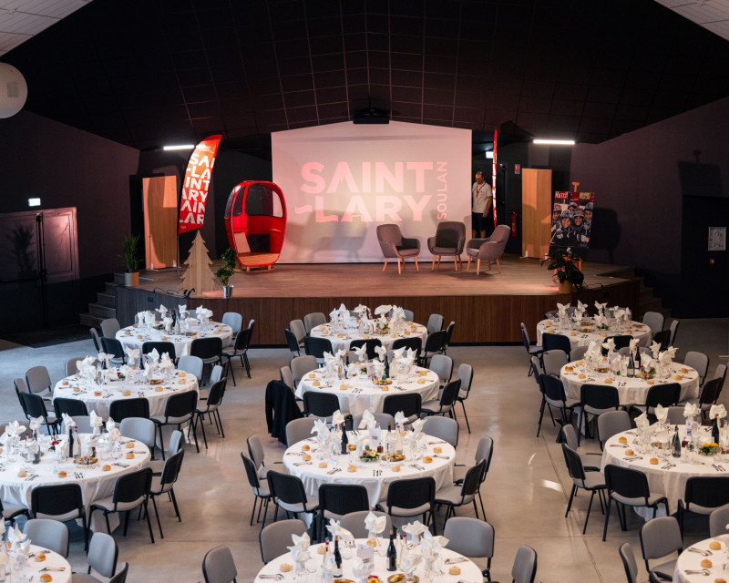 espace-lumiere-repas-tables-rondes-7462735